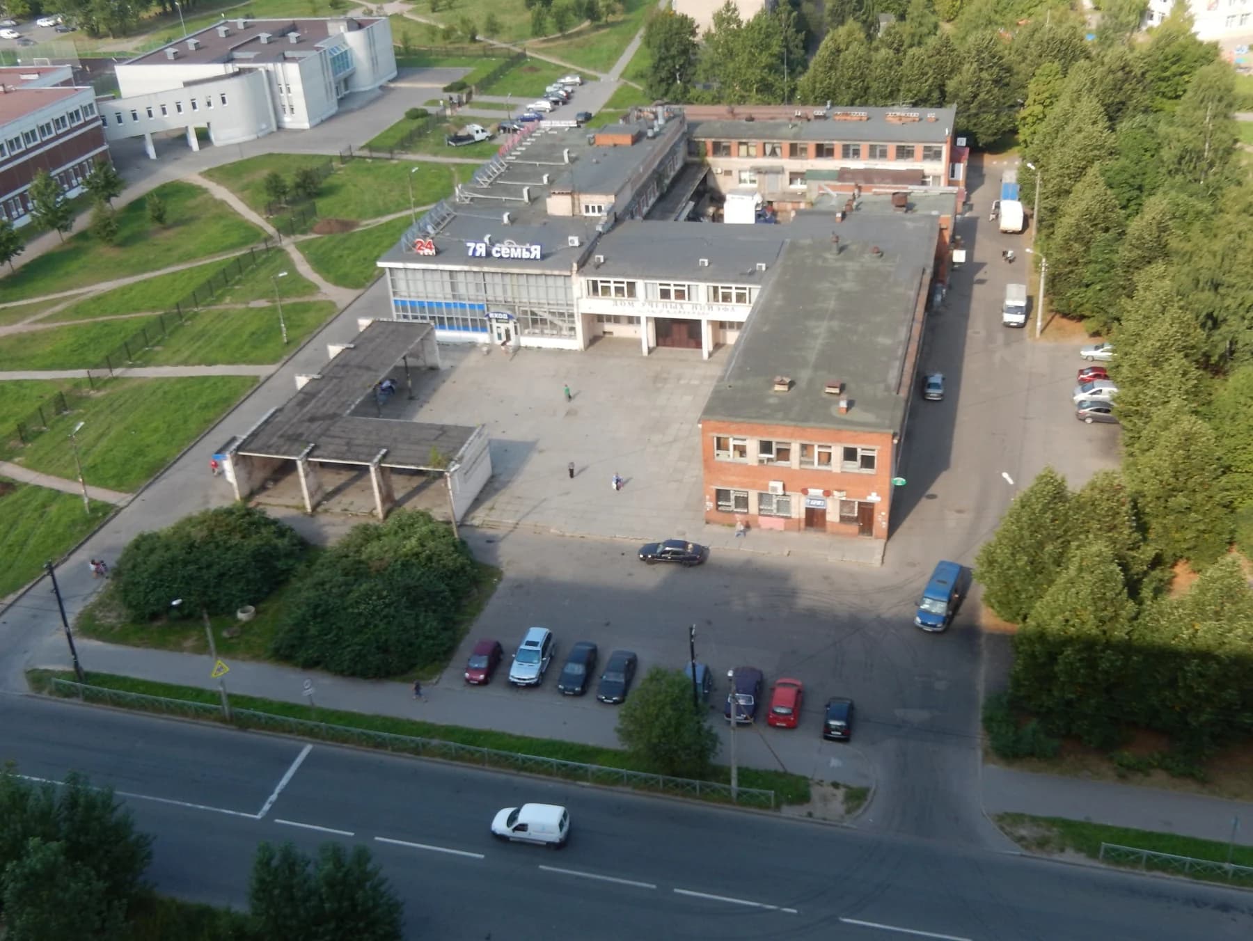Общий вид здания на Полевой улице с высоты Общий вид здания на Полевой улице с высоты
